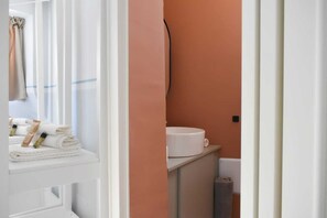 Hair dryer, towels, soap, toilet paper - House the square (Cutrofiano)