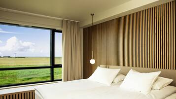 Deluxe Suite, Non Smoking | 1 bedroom, blackout curtains, soundproofing, free WiFi