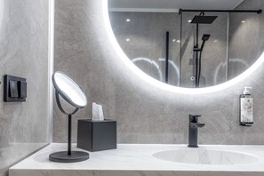 Habitación estándar con 1 cama doble o 2 individuales, no fumadores | Baño | Artículos de higiene personal ecológicos, secador de pelo y toallas