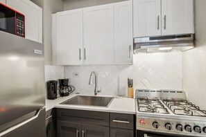 Fridge, microwave, oven, stovetop - Crest at Peachtree 1135 spacious 1 Bd 1 Bth (Atlanta)