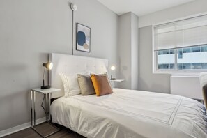 1 bedroom, desk, iron/ironing board, travel crib - Crest at Peachtree 1135 spacious 1 Bd 1 Bth (Atlanta)