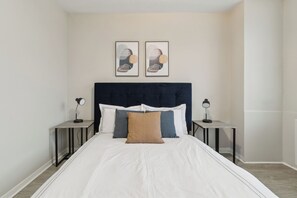 1 dormitorio, escritorio, tabla de planchar con plancha y cuna de viaje