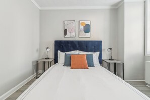 1 chambre, bureau, fer et planche à repasser, lit de bébé portatif