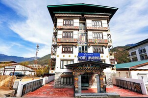 Un edificio a più piani con un cartello che riporta la scritta "HOTEL LHADING".