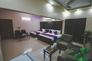 Standard Triple Room | Free WiFi - Regalia Inn Hotel (Karachi)