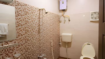 Deluxe Double or Twin Room | Bathroom