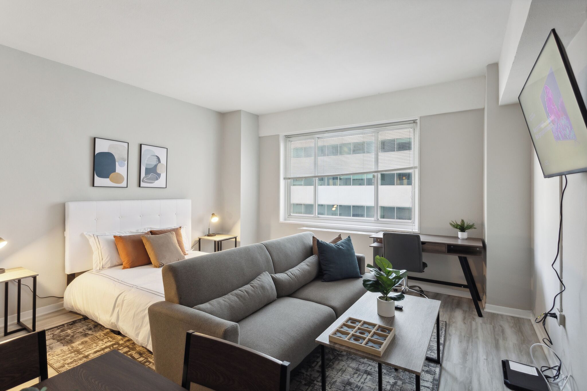 Una Smart TV, una oficina