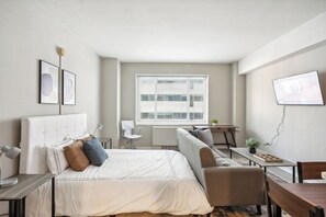 Skrivebord, strykejern/-brett, reiseseng for barn og sengetøy