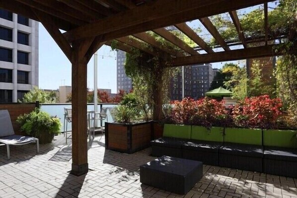 Outdoor dining - Crest at Peachtree 531 spacious 1 Bd 1 Bth (Atlanta)