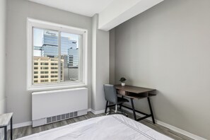 1 chambre, bureau, fer et planche à repasser, lit parapluie