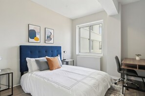 1 sovrum, skrivbord, strykjärn/strykbräda och resesäng