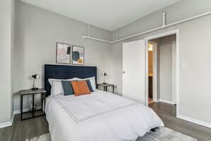 1 habitación, escritorio, tabla de planchar con plancha y ropa de cama
