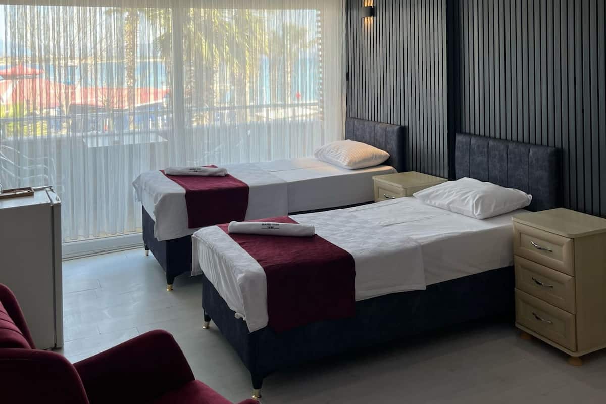 Suite Familiale, balcon, vue mer | 1 chambre, Wi-Fi gratuit, draps fournis