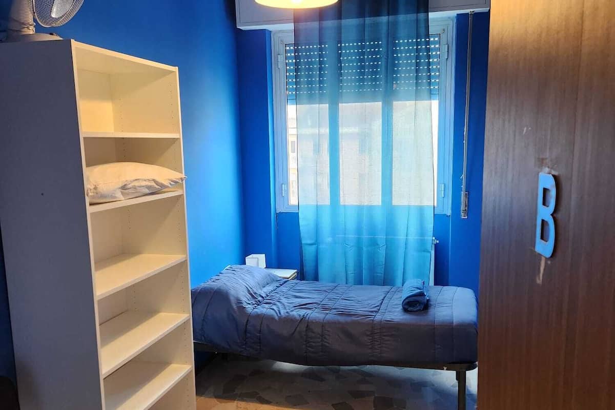 Escritorio, cortinas blackout, wifi gratis y ropa de cama