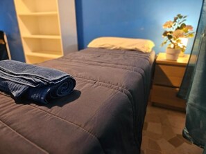 Bureau, rideaux occultants, Wi-Fi gratuit, draps fournis