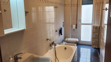 Ein Badezimmer mit Waschbecken, Badewanne und Toilette.