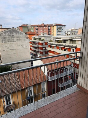 Ein Balkon mit Fliesenboden und Metallgeländer.