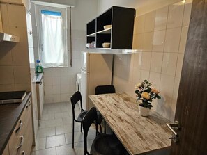 Grand réfrigérateur, micro-ondes, plaque de cuisson, machine à expresso