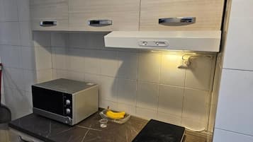 Refrigerador con freezer, microondas, placa de cocina, cafetera expreso