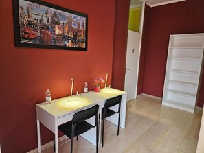 Bureau, rideaux occultants, Wi-Fi gratuit, draps fournis