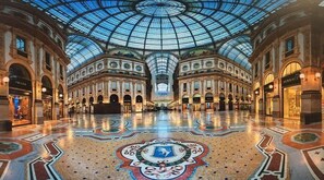A spacious, ornate interior with a large glass dome ceiling and a detailed floor design. - Guesthouse - Metro M1 Sesto Rondò (Sesto San Giovanni)