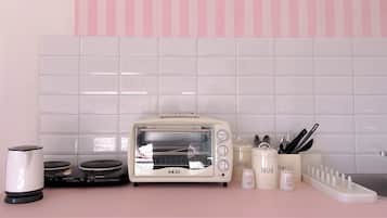 Frigorifero, microonde, forno, piano cottura