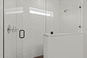 Dusche, Haartrockner, Shampoo