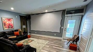 Televisión, chimenea y libros