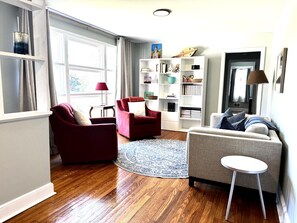 Smart-TV, Tischfußball, Bücher