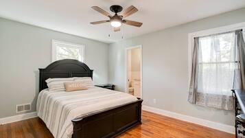 3 dormitorios, escritorio, tabla de planchar con plancha y cuna de viaje