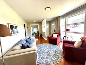 TV connectée, baby-foot, livres