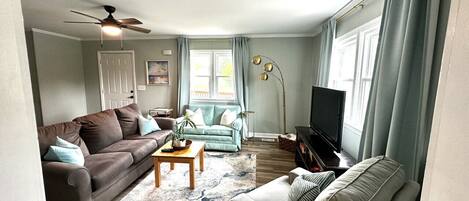 TV connectée, baby-foot, livres