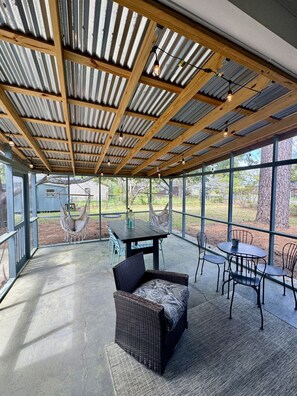 Outdoor dining - Aralia-5Min. to Williams-Brice/10Min. to Ft.Jackson (Columbia)