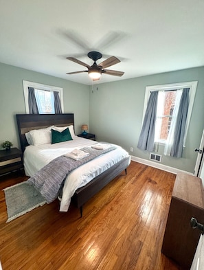 3 chambres, bureau, fer et planche Ă  repasser, lit parapluie