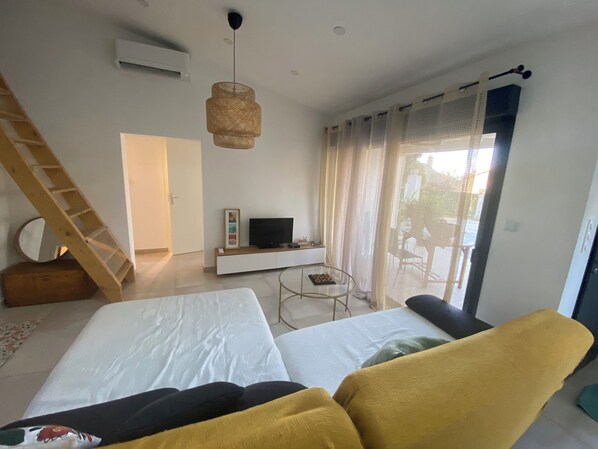 2 bedrooms, travel crib, WiFi