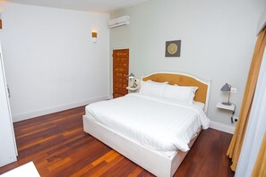 2 bedrooms, iron/ironing board, WiFi