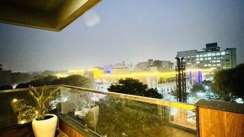 Desk, laptop workspace, soundproofing, free WiFi