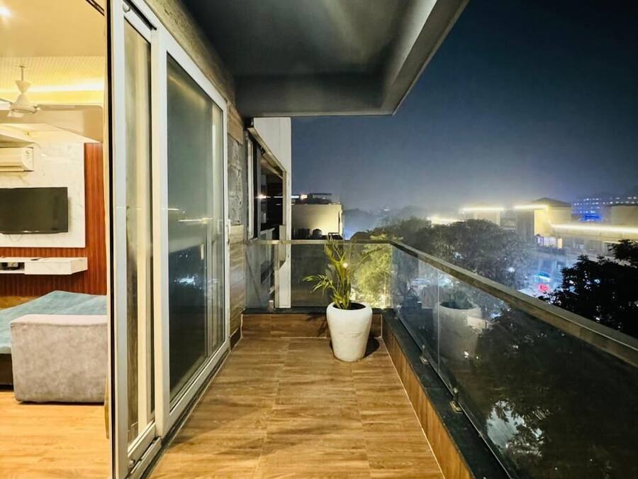 Desk, laptop workspace, soundproofing, free WiFi