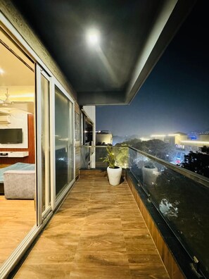 Desk, laptop workspace, free WiFi - Hotel Dayal Regency (Gurugram)