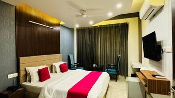 Desk, laptop workspace, soundproofing, free WiFi