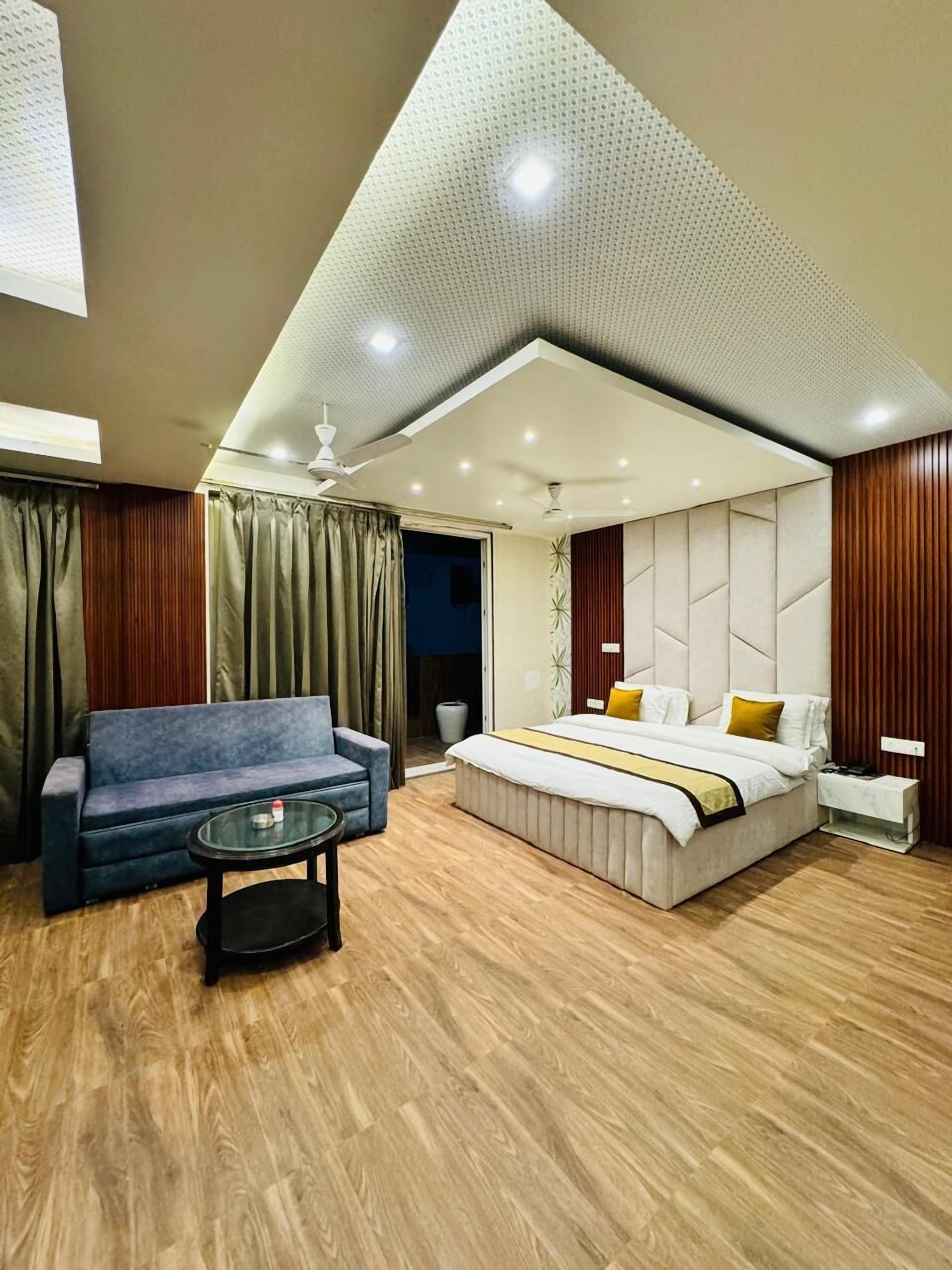 Escritorio, espacio para trabajar con laptop y wifi gratis 