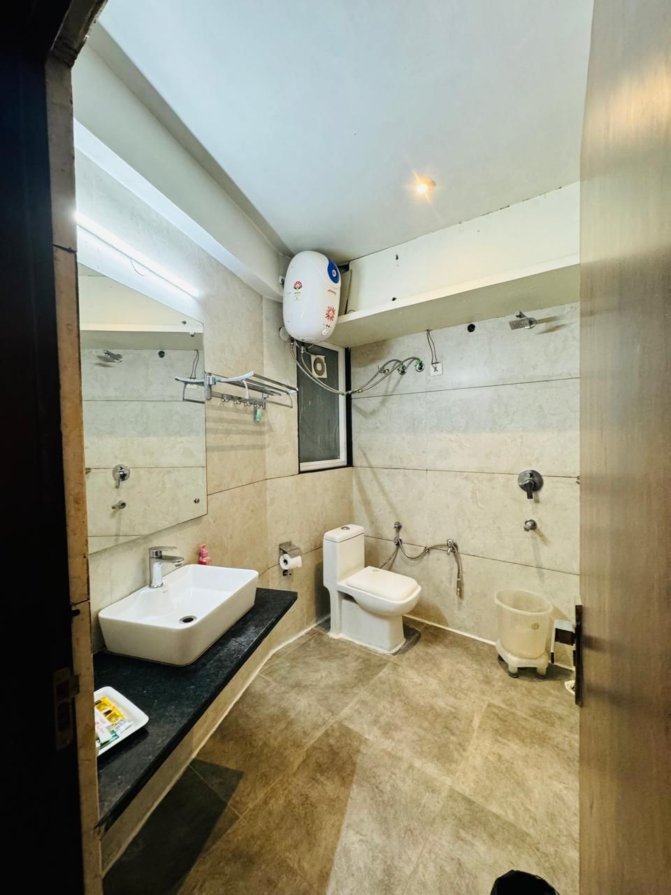 Un baño moderno con lavamanos grande, inodoro y zona de ducha.