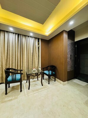 Desk, laptop workspace, free WiFi - Hotel Dayal Regency (Gurugram)