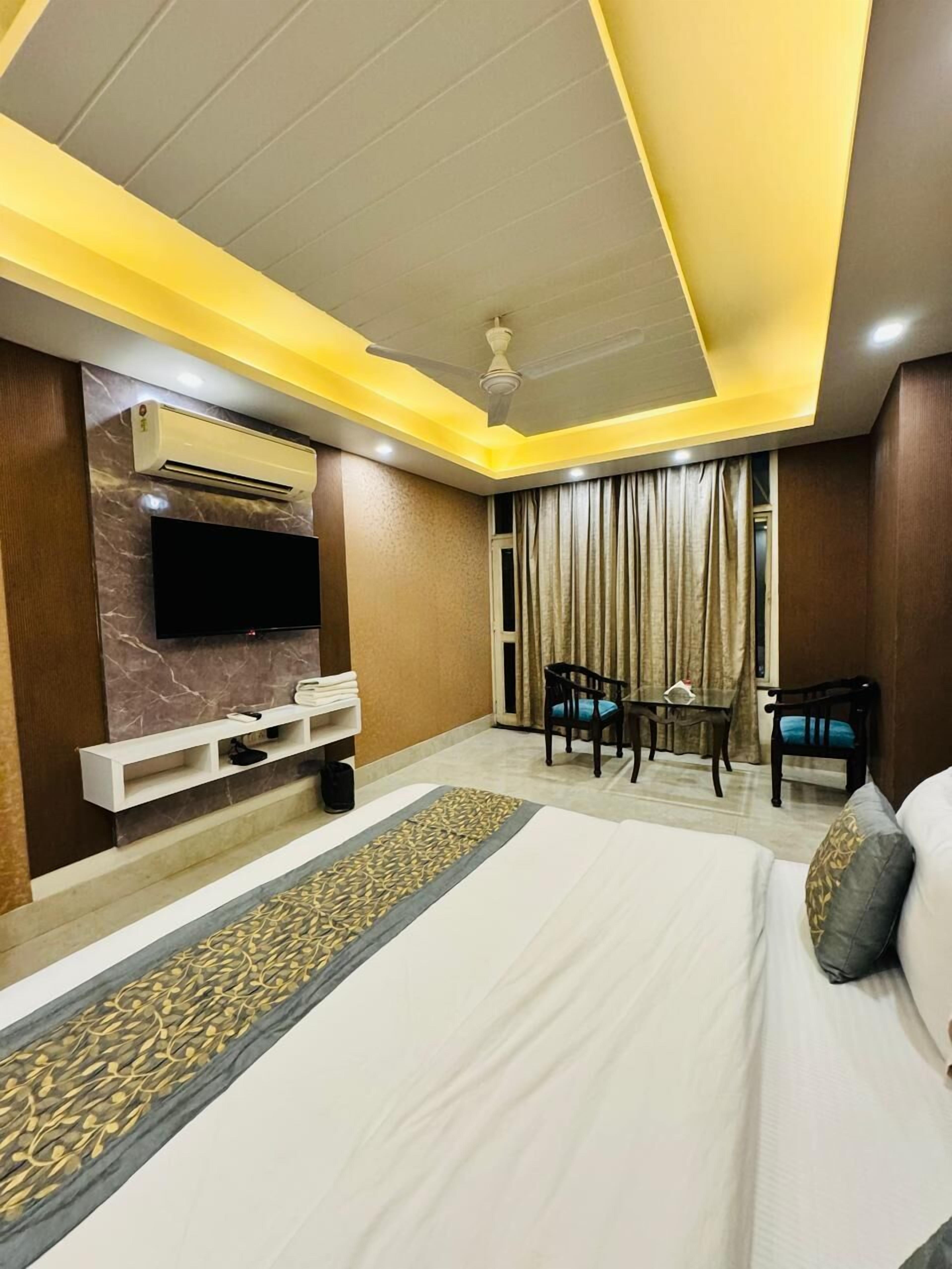 Desk, laptop workspace, soundproofing, free WiFi