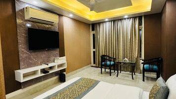 Desk, laptop workspace, soundproofing, free WiFi