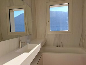 Apartment, Seeblick | Badezimmer | Bidet