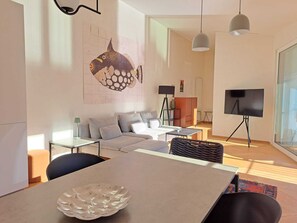 Apartment, Seeblick | Wohnbereich | 32-Zoll-Flachbildfernseher mit Digitalempfang