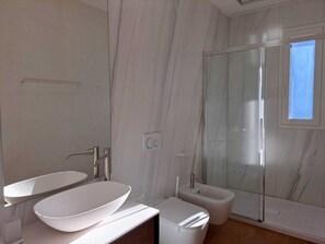 Appartement, vue lac | Salle de bain | Bidet