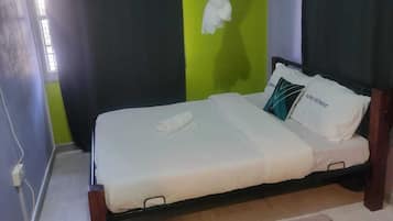 Habitación doble | Escritorio y espacio para trabajar con laptop