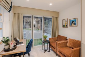 Monolocale comfort, patio | Una cassaforte in camera, ferro/asse da stiro